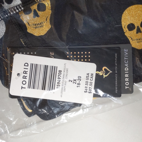Torrid, black high-rise silver/gold glitter skull leggings with pockets - Picture 8 of 10